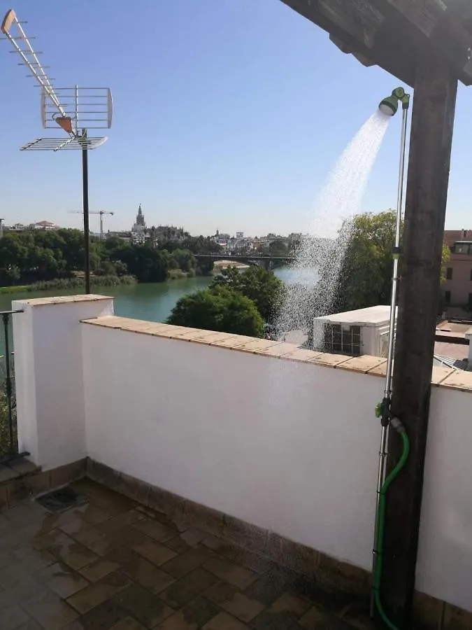 Apartamento Trianabridgeviews Ático con vistas al puente de Triana calle Castilla 38 Sevilla España